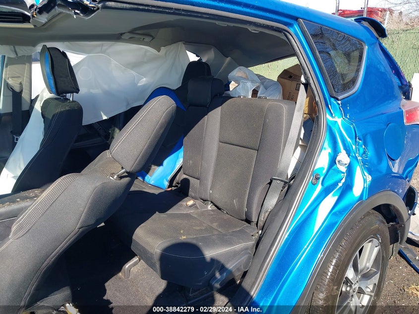 VIN 2T3RFREV2JW799789 2018 TOYOTA RAV4 XLE