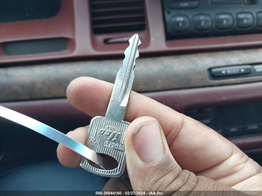 1996 Lincoln Town Car Executive VIN: 1LNLM81W6TY696240 Lot: 38844160