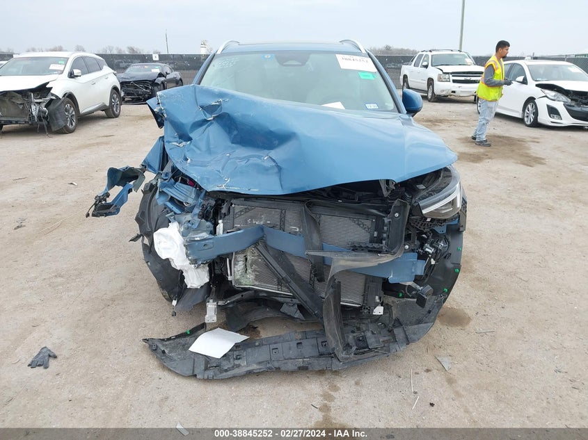 2024 VOLVO XC40 B5 PLUS BRIGHT THEME YV4L12UE4R2228870