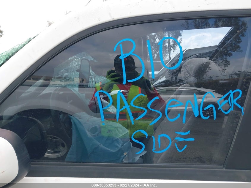 2004 Toyota Sequoia Sr5 V8 VIN: 5TDZT34A34S225213 Lot: 38853253