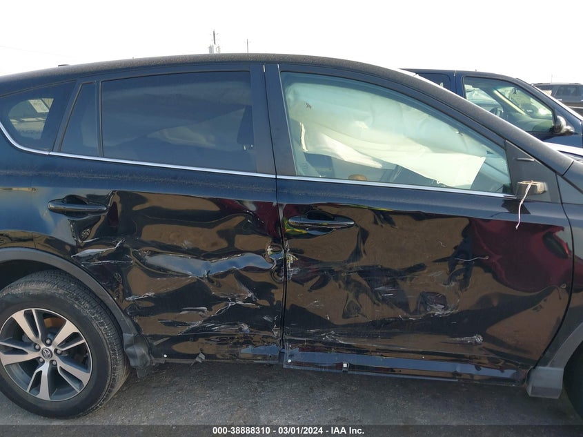 VIN 2T3WFREV3JW496619 2018 TOYOTA RAV4 XLE