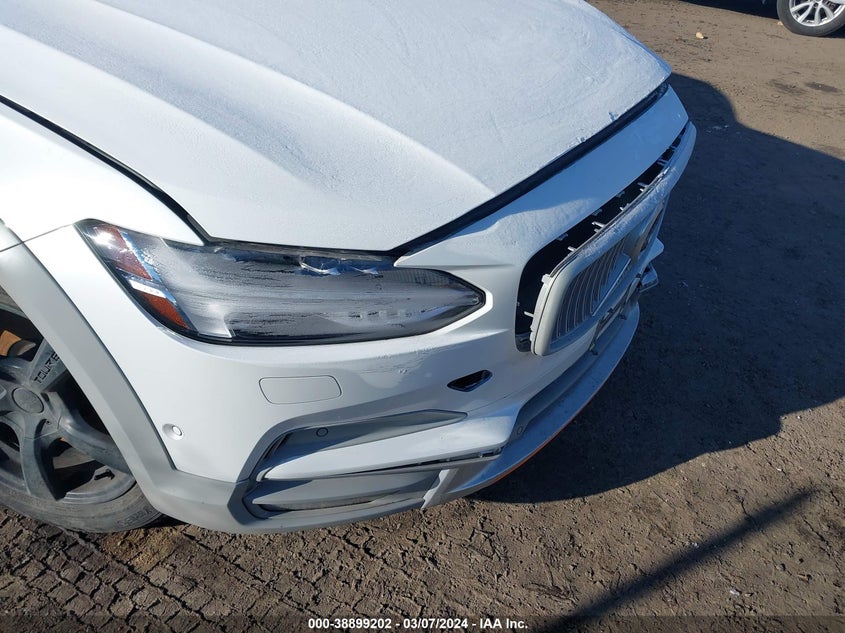 Auction sale of the 2018 VOLVO V90 CROSS COUNTRY , vin: YV4A22NT1J1036270, lot number: 38899202