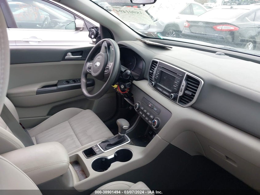 VIN KNDPMCAC2K7588569 2019 KIA SPORTAGE LX