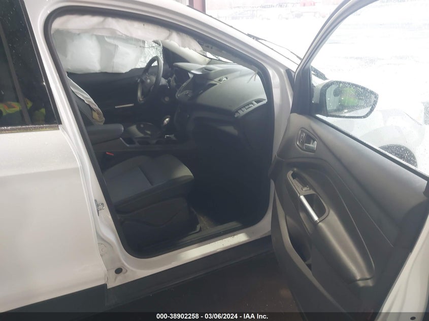 VIN 1FMCU9GD4JUC45159 2018 FORD ESCAPE SE