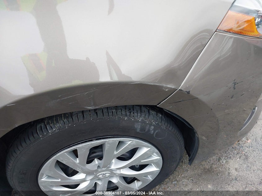 VIN 5YFBURHE4KP940814 2019 TOYOTA COROLLA LE