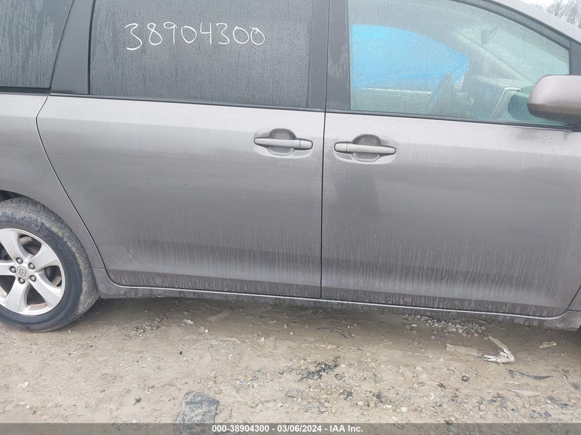 5TDKK3DCXFS599133 2015 Toyota Sienna Le 8 Passenger