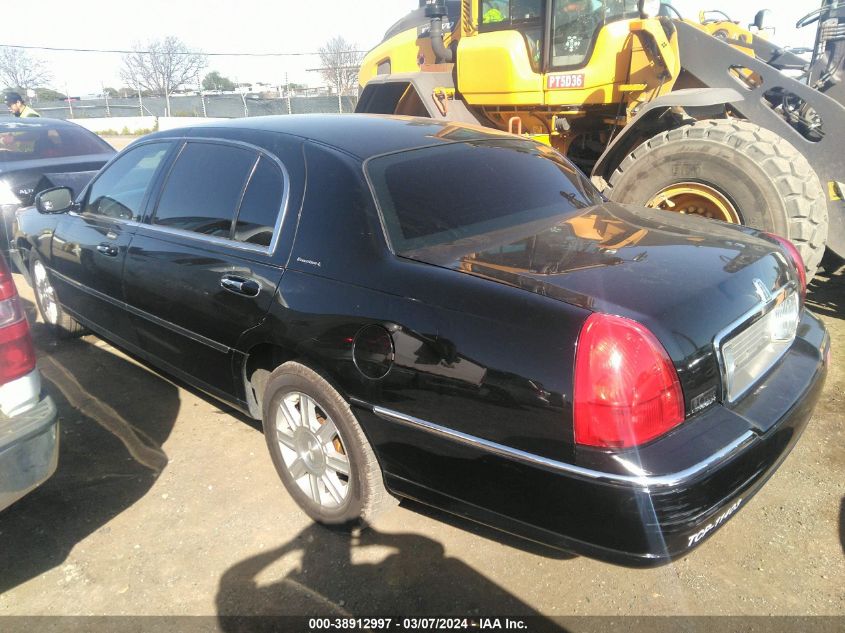 2011 Lincoln Town Car Executive L VIN: 2LNBL8EV2BX761874 Lot: 38912997