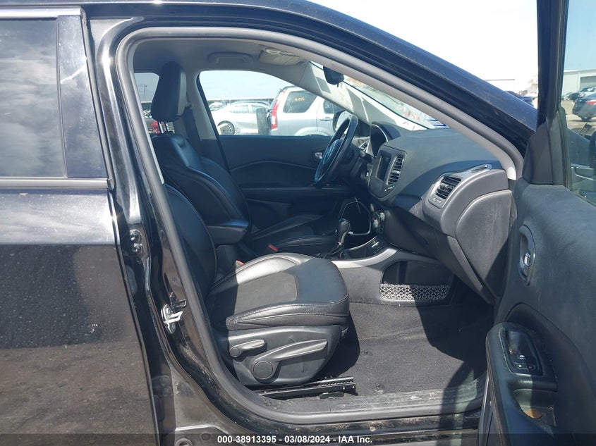 VIN 3C4NJCBB0KT651959 2019 JEEP COMPASS LATITUDE FWD