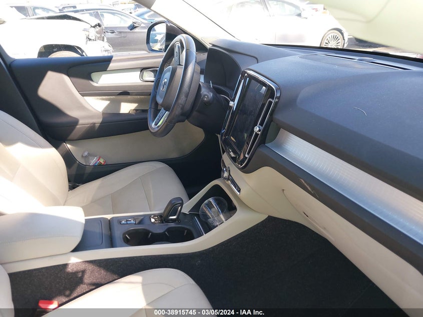 2020 VOLVO XC40 T5 MOMENTUM YV4162UK3L2187010