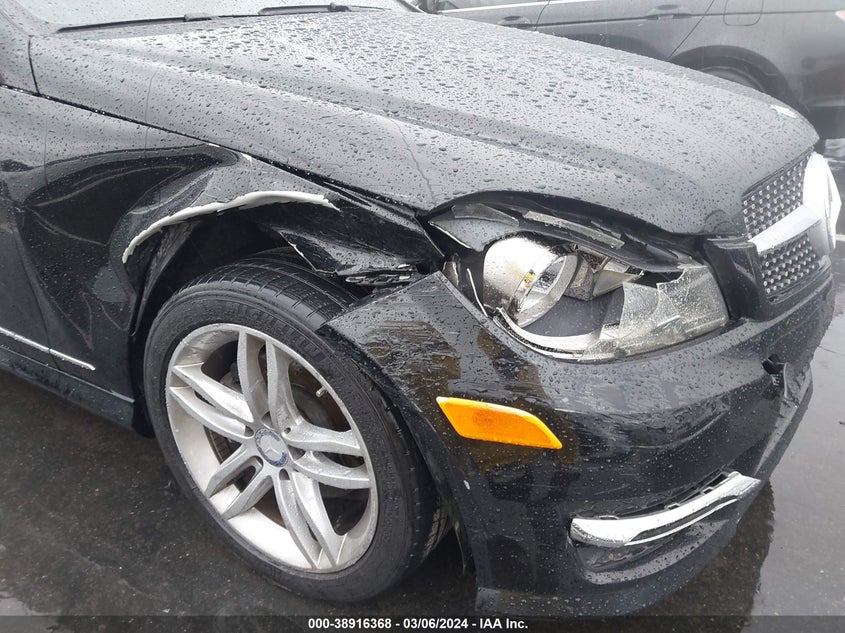 2013 MERCEDES-BENZ C 250 LUXURY/SPORT - WDDGF4HB1DA863809