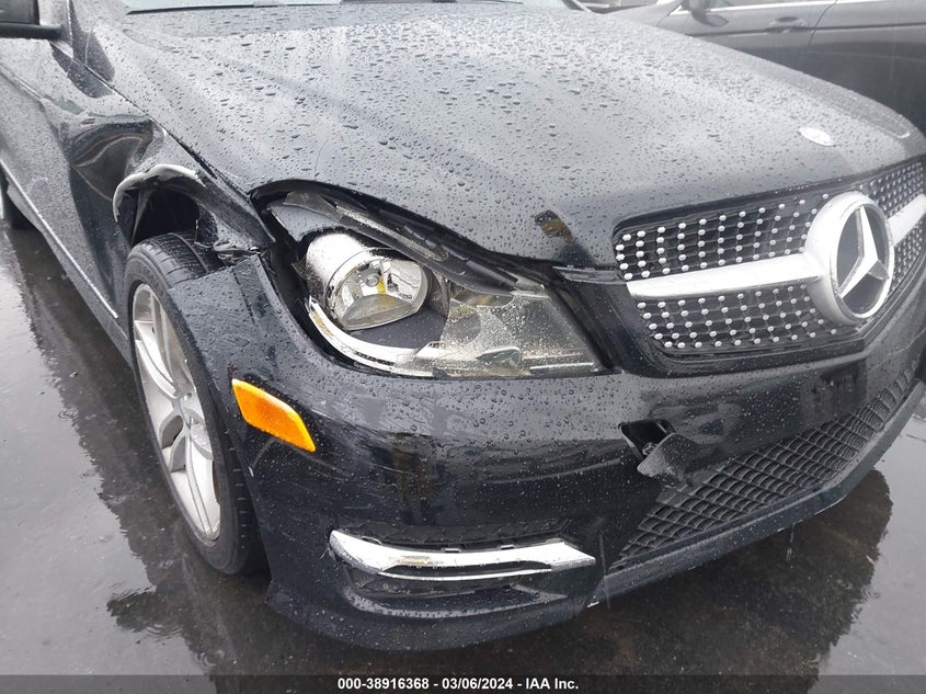 2013 MERCEDES-BENZ C 250 LUXURY/SPORT - WDDGF4HB1DA863809