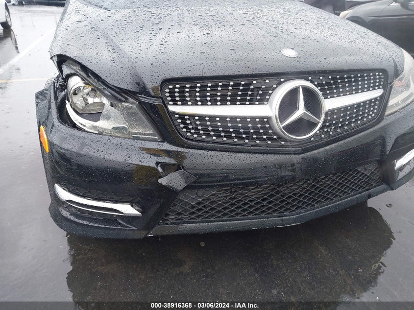 2013 MERCEDES-BENZ C 250 LUXURY/SPORT - WDDGF4HB1DA863809