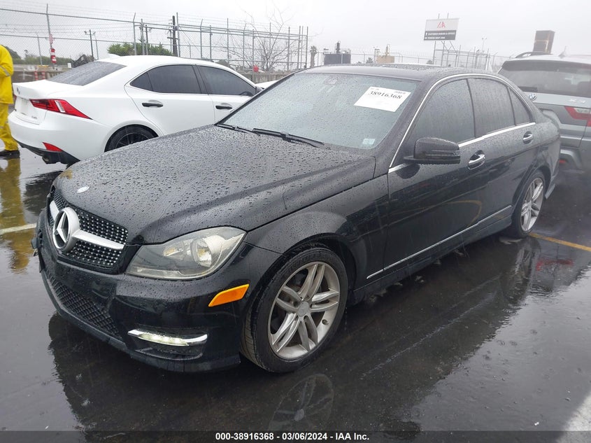 2013 MERCEDES-BENZ C 250 LUXURY/SPORT - WDDGF4HB1DA863809