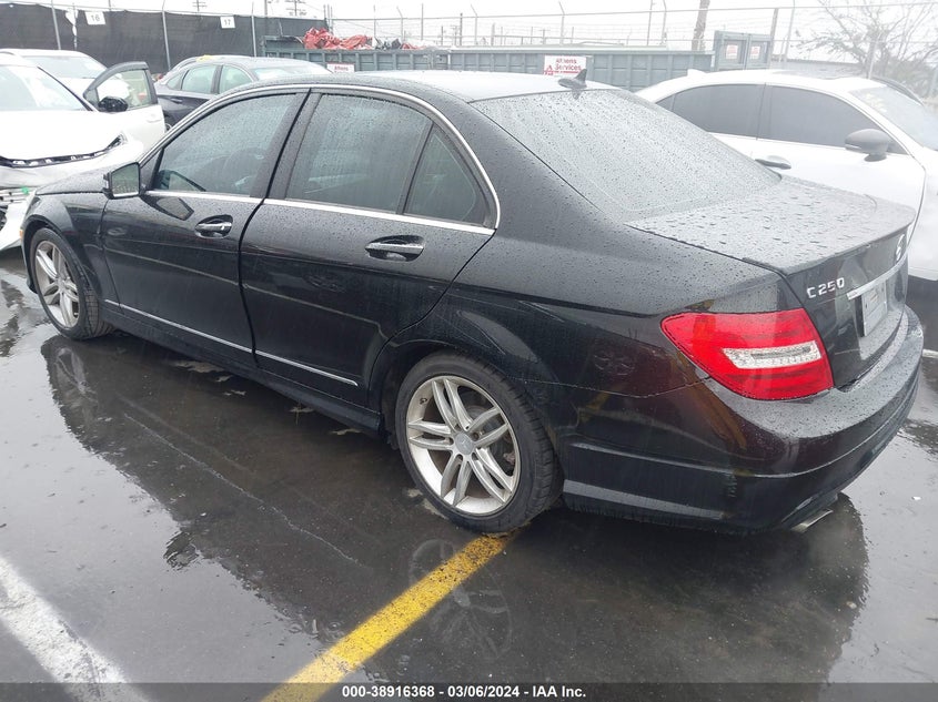 2013 MERCEDES-BENZ C 250 LUXURY/SPORT - WDDGF4HB1DA863809