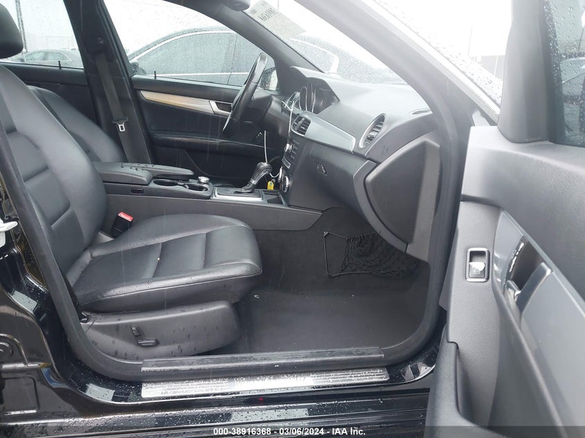 2013 MERCEDES-BENZ C 250 LUXURY/SPORT - WDDGF4HB1DA863809