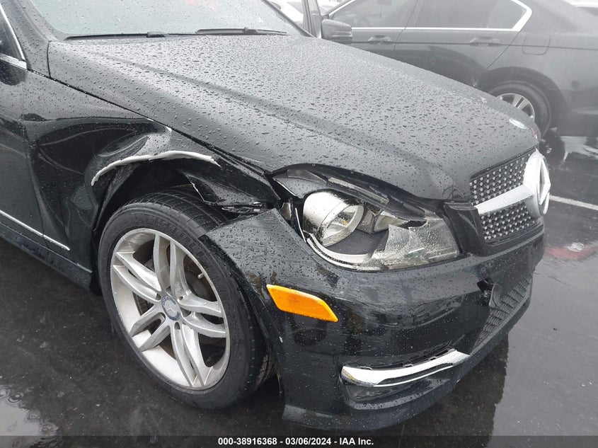 2013 MERCEDES-BENZ C 250 LUXURY/SPORT - WDDGF4HB1DA863809