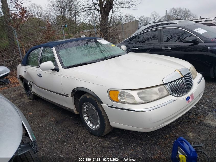 2000 Lincoln Town Car Cartier VIN: 1LNHM83W0YY880616 Lot: 38917428