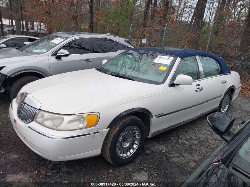 2000 Lincoln Town Car Cartier VIN: 1LNHM83W0YY880616 Lot: 38917428