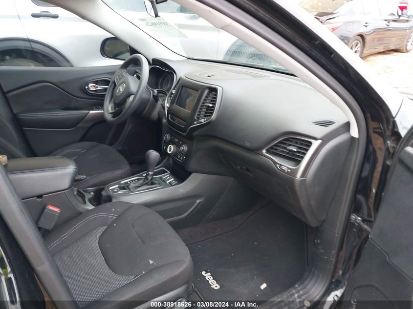 VIN 1C4PJLCB2KD222982 2019 JEEP CHEROKEE LATITUDE FWD