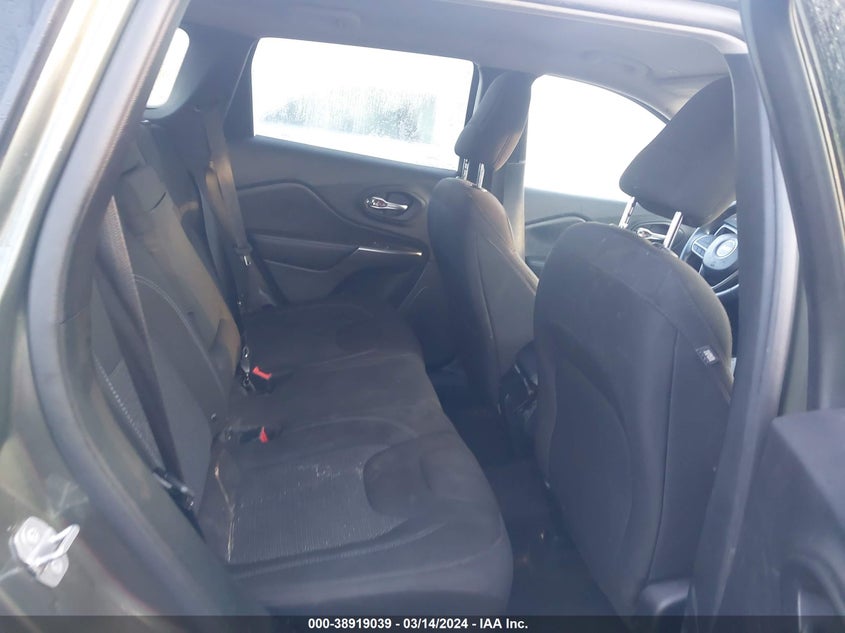 VIN 1C4PJLCB8KD357710 2019 JEEP CHEROKEE LATITUDE FWD