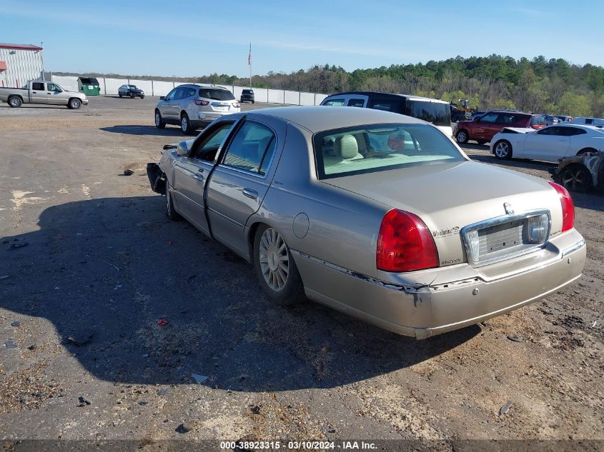 2004 Lincoln Town Car Signature VIN: 1LNHM81W84Y627105 Lot: 38923315