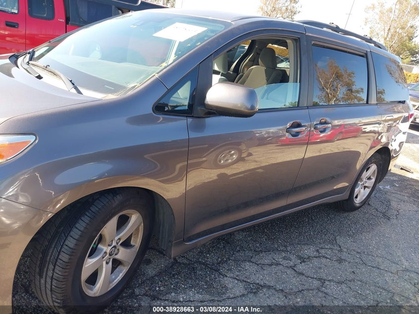 VIN 5TDKZ3DC2KS997667 2019 TOYOTA SIENNA LE