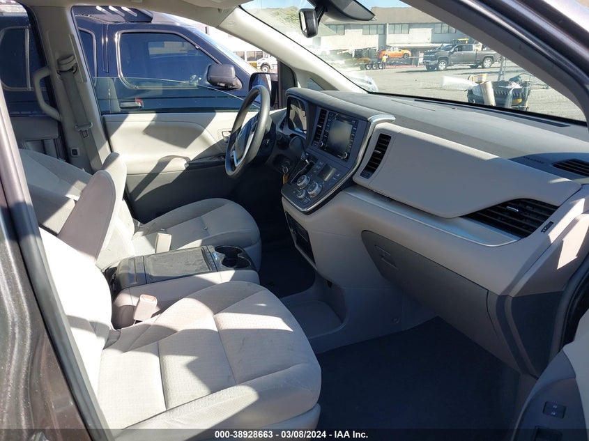 VIN 5TDKZ3DC2KS997667 2019 TOYOTA SIENNA LE