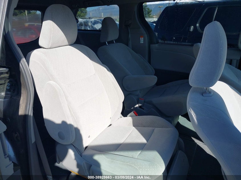 VIN 5TDKZ3DC2KS997667 2019 TOYOTA SIENNA LE