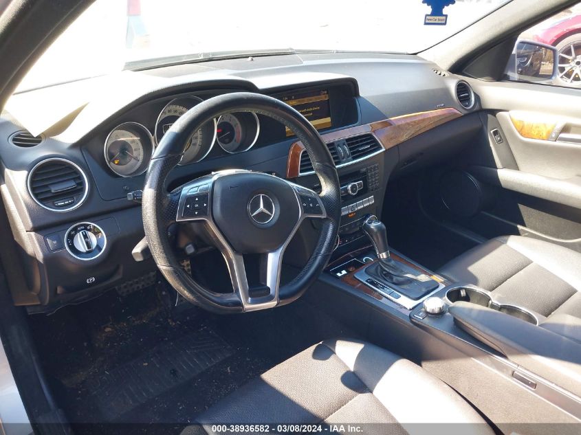 2012 Mercedes-Benz C 300 Luxury 4Matic/Sport 4Matic VIN: WDDGF8BB3CR204002 Lot: 38936582