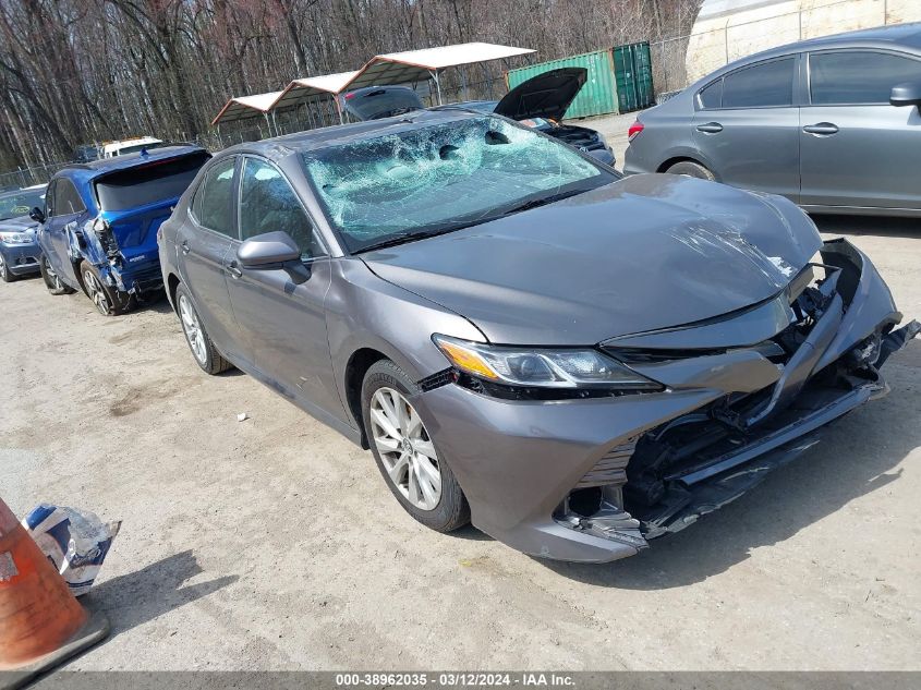 2018 Toyota Camry Le VIN: 4T1B11HK8JU102833 Lot: 38962035