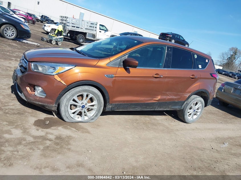 VIN 1FMCU0GD4HUB92209 2017 FORD ESCAPE SE