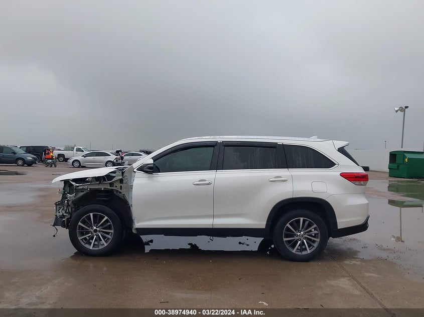 VIN 5TDKZRFH4KS558451 2019 TOYOTA HIGHLANDER XLE