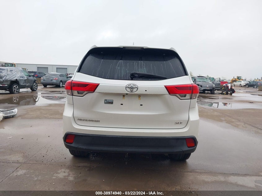 VIN 5TDKZRFH4KS558451 2019 TOYOTA HIGHLANDER XLE