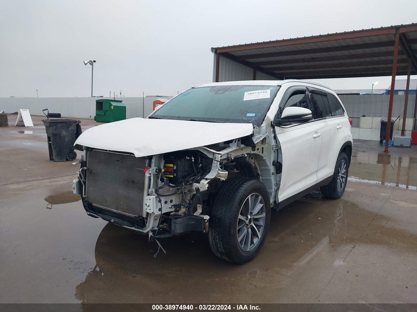 VIN 5TDKZRFH4KS558451 2019 TOYOTA HIGHLANDER XLE