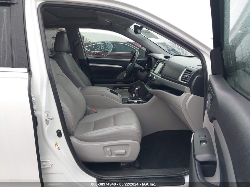 VIN 5TDKZRFH4KS558451 2019 TOYOTA HIGHLANDER XLE