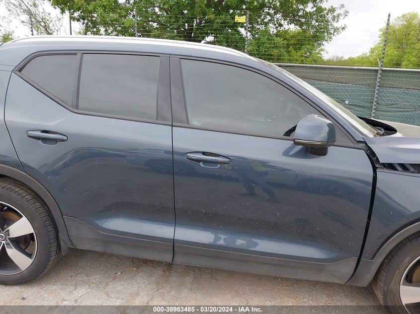 2022 VOLVO XC40 T5 MOMENTUM YV4162UK7N2786642