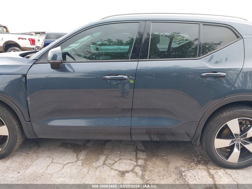 2022 VOLVO XC40 T5 MOMENTUM YV4162UK7N2786642
