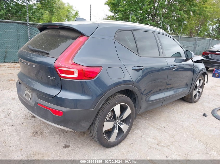 2022 VOLVO XC40 T5 MOMENTUM YV4162UK7N2786642