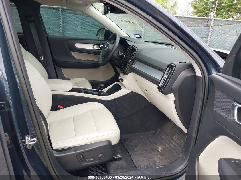 2022 VOLVO XC40 T5 MOMENTUM YV4162UK7N2786642