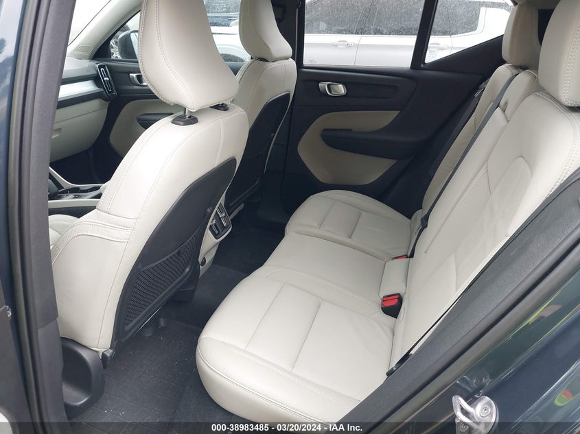 2022 VOLVO XC40 T5 MOMENTUM YV4162UK7N2786642