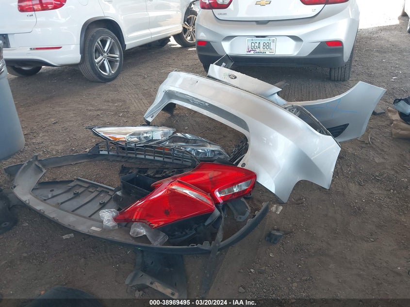 VIN 1FADP3K26JL326923 2018 FORD FOCUS SE