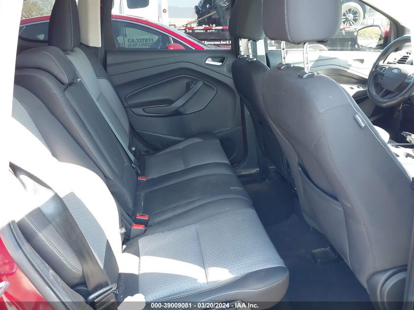 VIN 1FMCU0GD5HUD85226 2017 FORD ESCAPE SE
