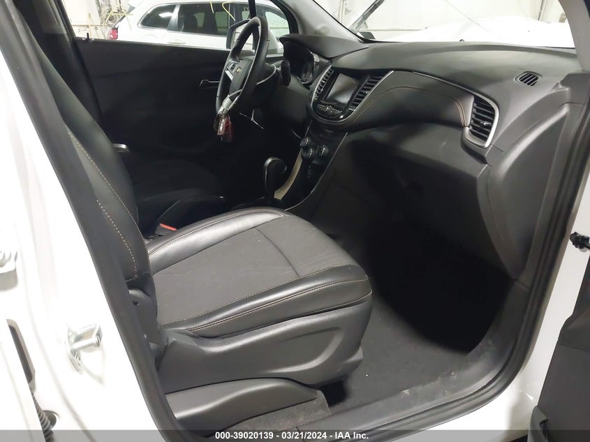 VIN 3GNCJPSB9LL318263 2020 CHEVROLET TRAX AWD LT