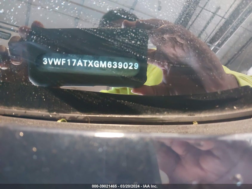 2016 VOLKSWAGEN BEETLE 1.8T CLASSIC - 3VWF17ATXGM639029