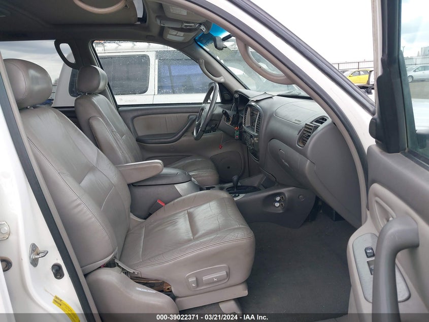 2002 Toyota Sequoia Limited V8 VIN: 5TDBT48A32S075568 Lot: 39022371