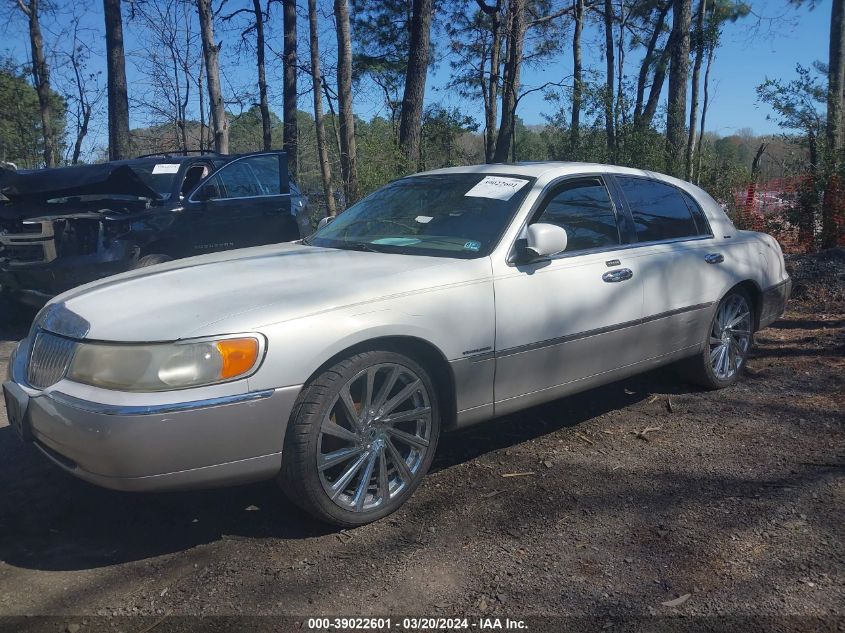 1LNHM82W81Y613005 | 2001 LINCOLN TOWN CAR