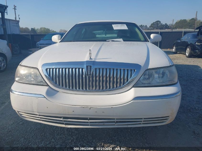 2003 Lincoln Town Car Executive VIN: 1LNHM81WX3Y627525 Lot: 39023896