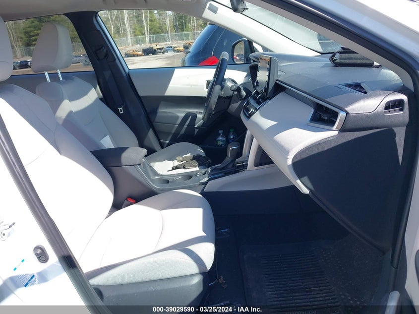 2022 Toyota Corolla Cross Le VIN: 7MUBAABG7NV007043 Lot: 39029590