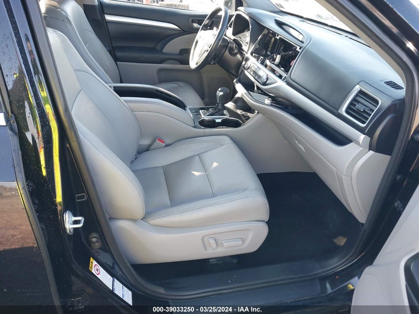 VIN 5TDJZRFH4HS454062 2017 TOYOTA HIGHLANDER SE/XLE