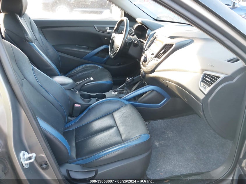 2013 Hyundai Veloster Turbo W/Blue VIN: KMHTC6AE5DU084246 Lot: 39058097